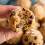 Delicious no bake protein balls made with oats and nuts
